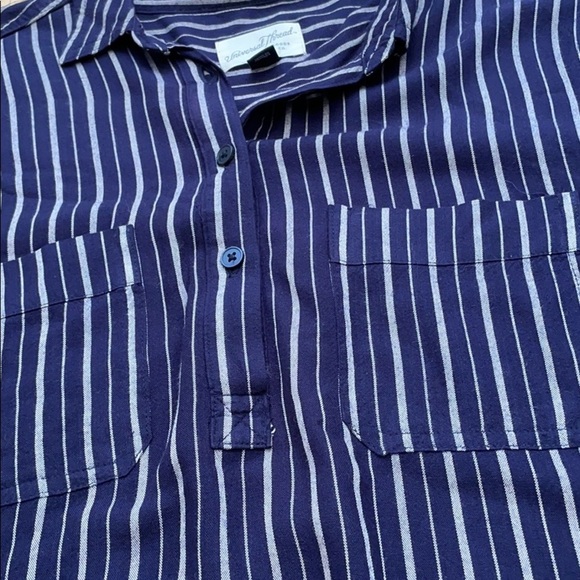 Universal Threads striped button down navy shirt women’s size medium - Picture 5 of 8